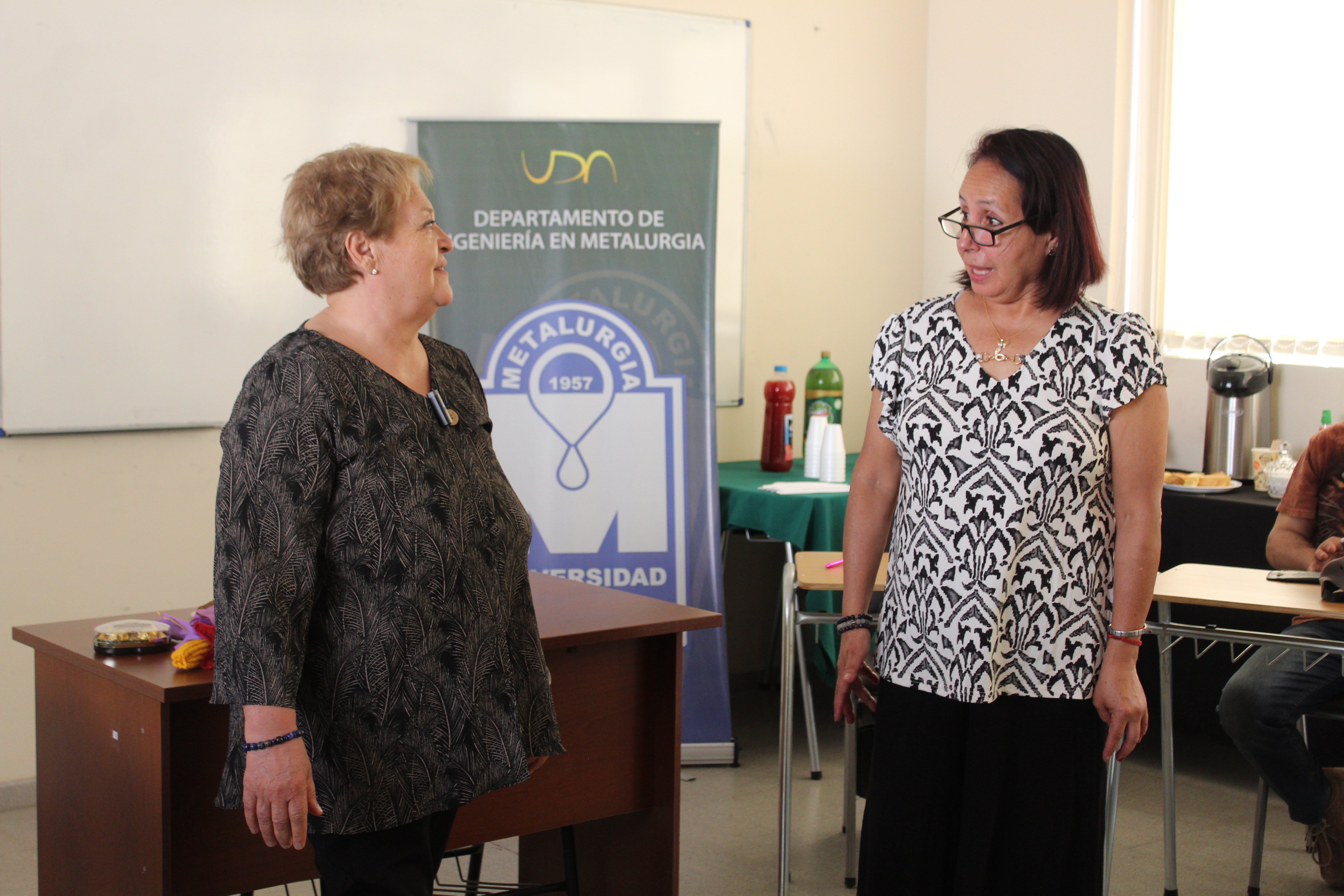 Integrantes mantienen una conversación en inglés durante la última clase del taller. 