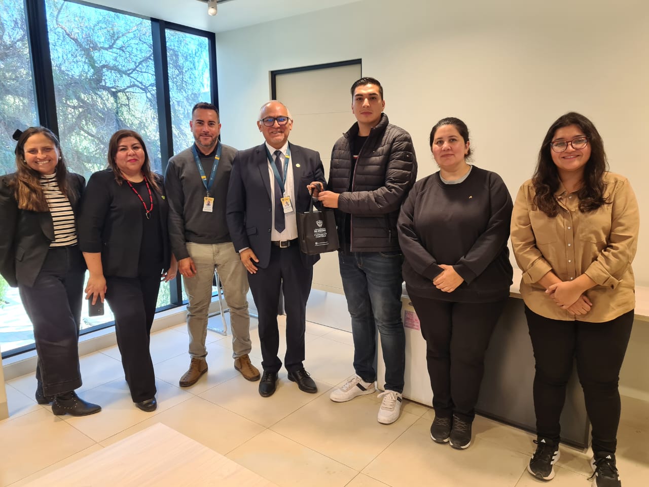 Integrantes del equipo de diversificación de ingresos UDA de pie mirando a la cámara junto a integrantes del municipio de Tierra Amarilla, en el marco de una reunión 