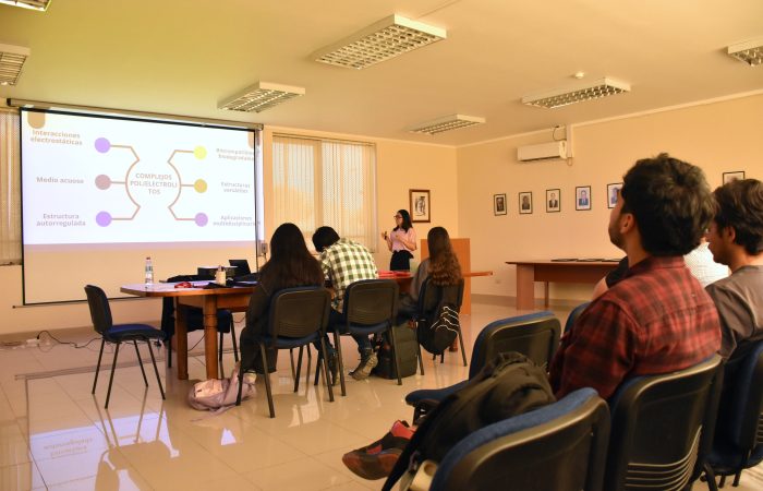 Charla de la Dra. Nancy Alvarado a estudiantes del Magister de Metalurgia