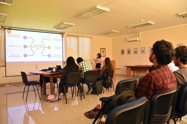 Charla de la Dra. Nancy Alvarado a estudiantes del Magister de Metalurgia